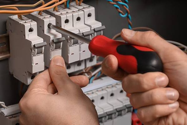 Simplify Complex Projects: The Role of Management Software in Electrical Contracting