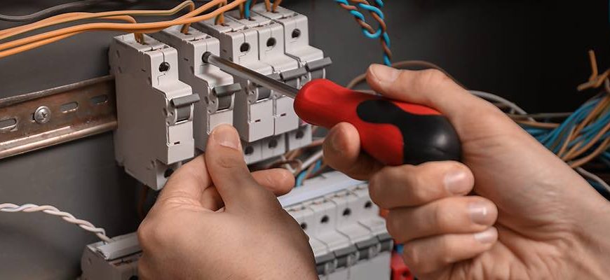 Simplify Complex Projects: The Role of Management Software in Electrical Contracting