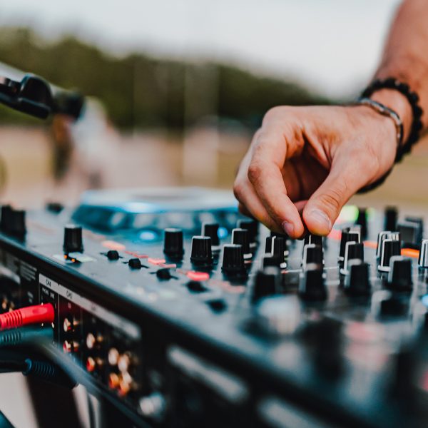 Enjoy Your Wedding by Hiring the Best DJ Service: Raise up the Festival